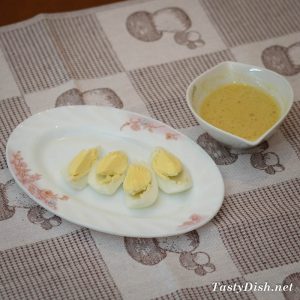 салат из грибов с рукколой и яйцом