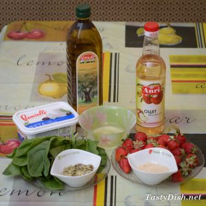салат с клубникой, шпинатом и фетой