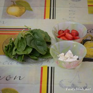 салат с клубникой, шпинатом и фетой