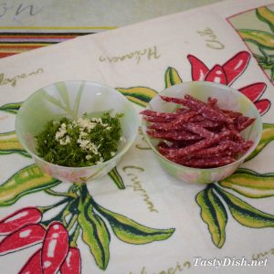 вкусный салат с копченой колбасой и сыром рецепт с фото