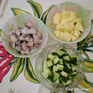 вкусный и простой салат с сельдью и яблоком