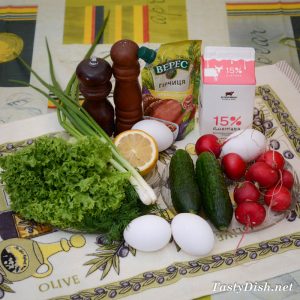 ингредиенты для легкого весеннего салата с огурцами и яйцом