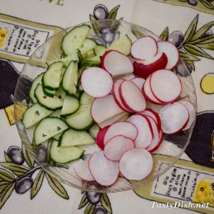 легкий весенний салат с огурцами и редисом