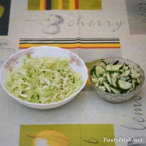 простой салат из молодой капусты и огурцов