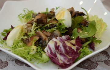салат из грибов с рукколой и яйцом