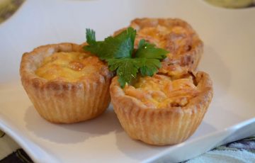 тарталетки с курицей, грибами и сыром