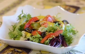 салат с фетой, помидорами и сладким перцем