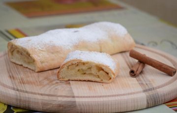 рулет с яблоками и творогом