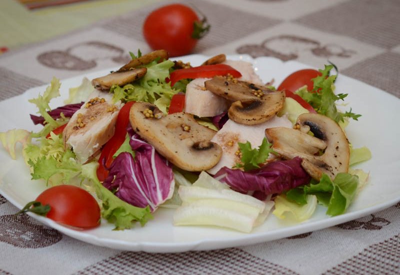 салат с курицей и грибами