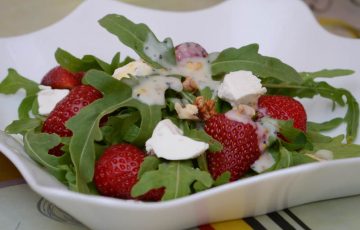 салат с клубникой и маково-медовой заправкой