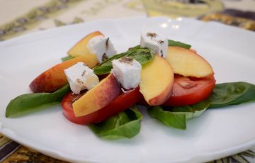 салат из помидоров и персиков