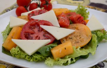 салат с моцареллой и помидорами фото