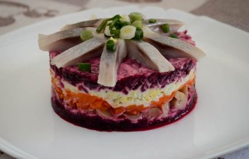 вкусный и простой салат с сельдью