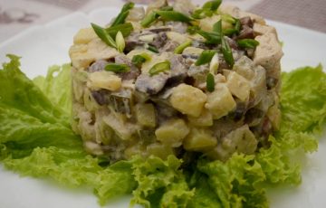 вкусный салат из куриной грудки с грибами