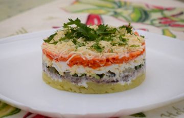 вкусный салат из сардины и яиц