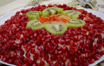 вкусный салат с гранатом, курицей и черносливом пошагово