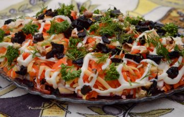 вкусный салат со свеклой курицей и черносливом