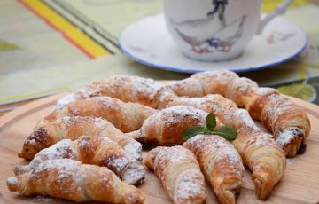 домашние круассаны со сгущенкой из готового слоеного теста
