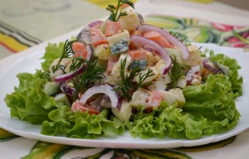вкусный и простой салат с сельдью и яблоком