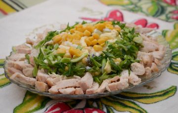вкусный салат с куриной грудкой и кукурузой