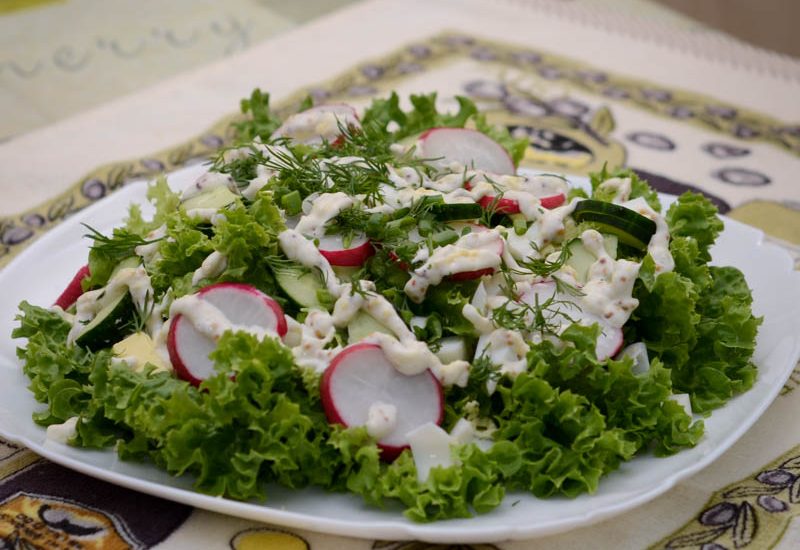 легкий весенний салат с огурцами