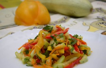 вкусный простой летний салат из молодых кабачков