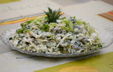 простой салат из молодой капусты и огурцов