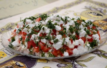 вкусный простой салат с куриным филе и сыром