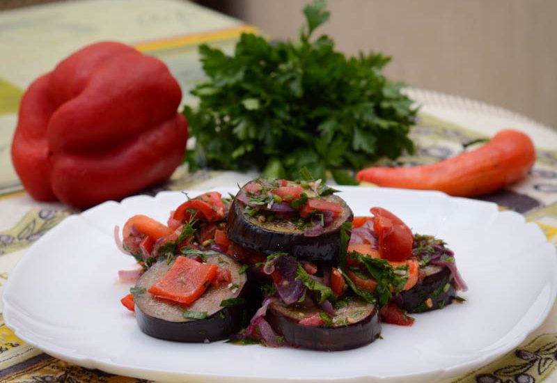 вкусный салат с маринованными баклажанами и помидорами рецепт с фото