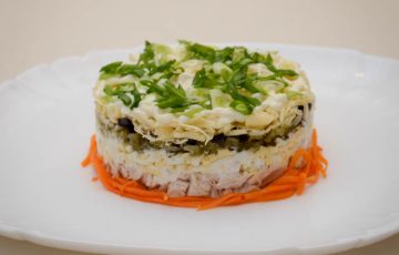 вкусный салат с черносливом и куриной грудкой рецепт с фото