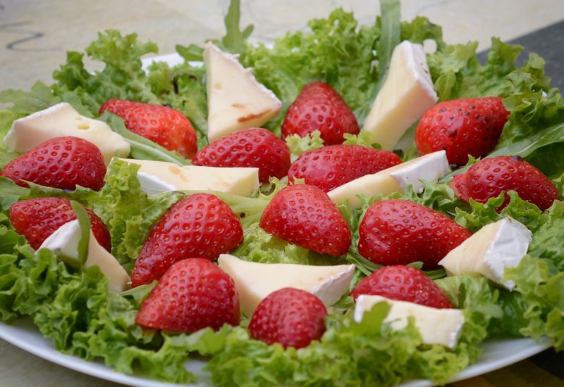 простой салат с клубникой рецепт с фото пошагово